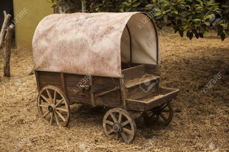 45023235-vieux-chariot-américain-traditionnel-avec-un-toit-wild-west-traditonal-millésime-ancien-détail-de-wagon-.jpg