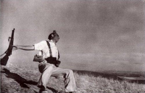 01 Robert Capa - Mort d'un soldat républicain, guerre d'Espagne, 1936.jpg