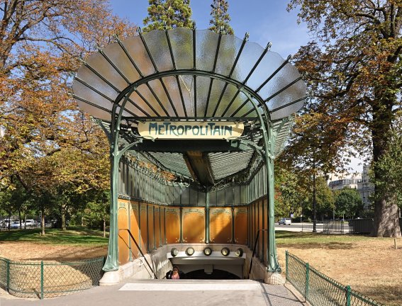 06.2 Hector Guimard - Entrée de métro Porte Dauphine (édicule à fond rond avec parois).jpg