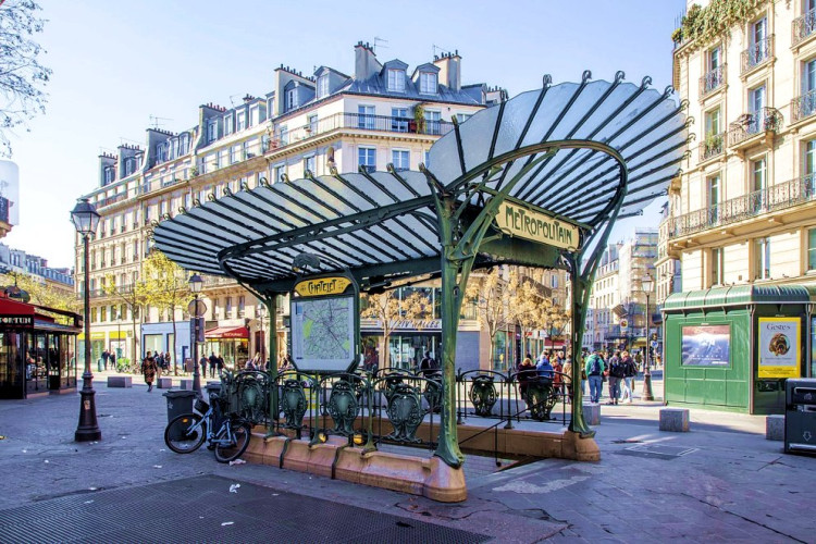 06.3 Hector Guimard - Entrée de métro Châtelet (édicule ouvert à fond rond).jpg