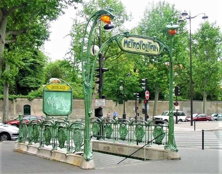 06.2 Hector Guimard - Entrée de métro à Chardon Lagache (entourage à écussons).jpg (253.41 Kio) Vu 137 fois 06.2 Hector Guimard - Entrée de métro à Chardon Lagache (entourage à écussons).jpg
