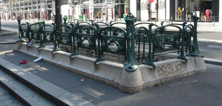 Hector Guimard - Entourage à cartouches, station Réaumur-Sébastopol.JPG
