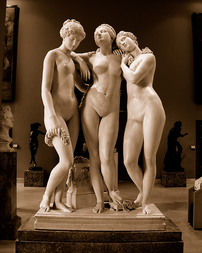 22.3 Jean-Jacques Pradier, Les Trois Grâces, Marbre, 1825, Paris, Musée du Louvre.jpg