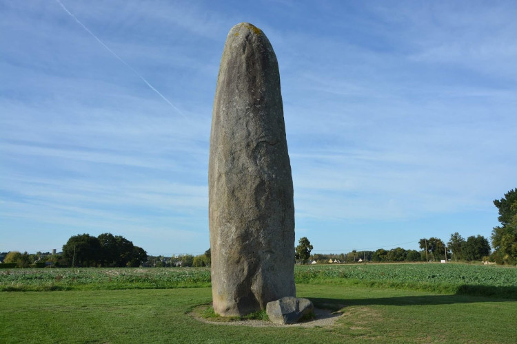 Menhir_Champ-Dolent_Bretagne_0.jpg