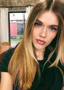 Victoria-Lee-in-a-July-2018-selfie-at-Sun-Studios.jpg