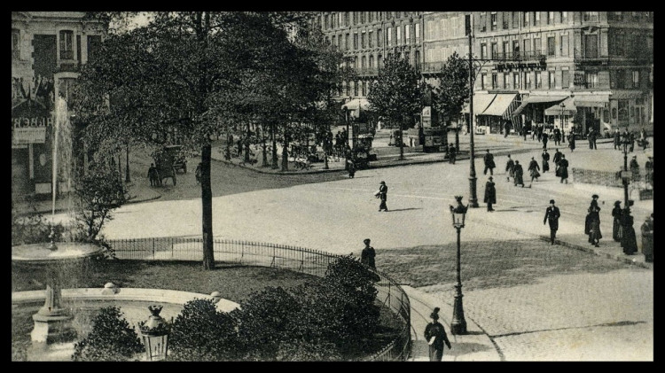 pl 11 Place Pigalle CPA inversér.jpg