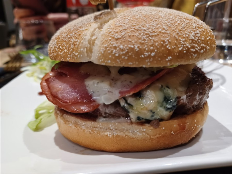 burger v2 (900 x 675).jpg