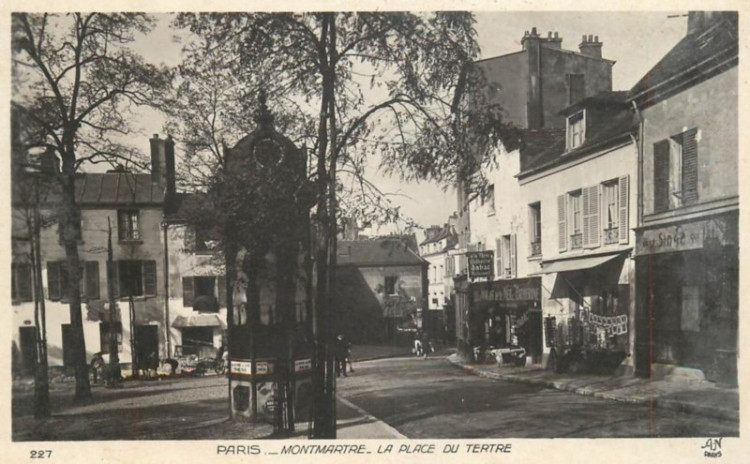 Place du Tertre Colonne Singe.jpg