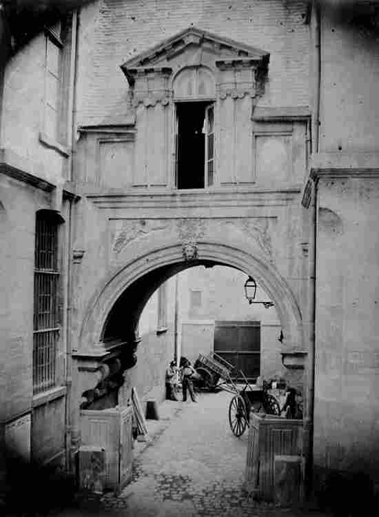 Arc de Nazareth 1550 rue de Nazareth.jpg