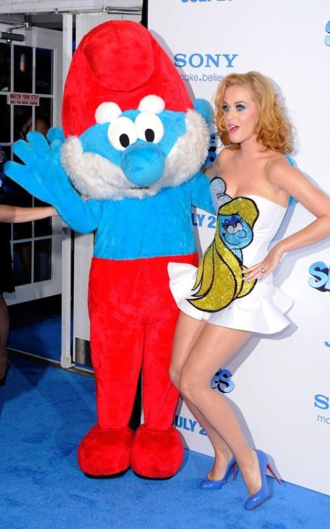katy-perry-robe-schtroumpfette-premiere-schtr-L-FKNjPe.jpeg