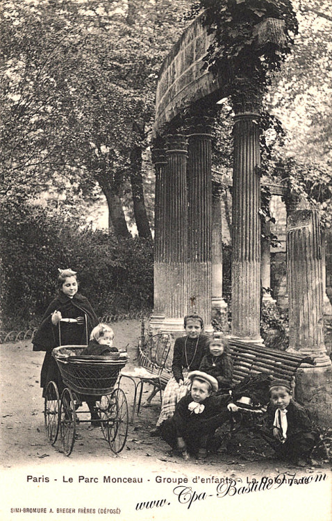 Parc Monceau - Groupe d'enfants devant la Colonnade.jpg