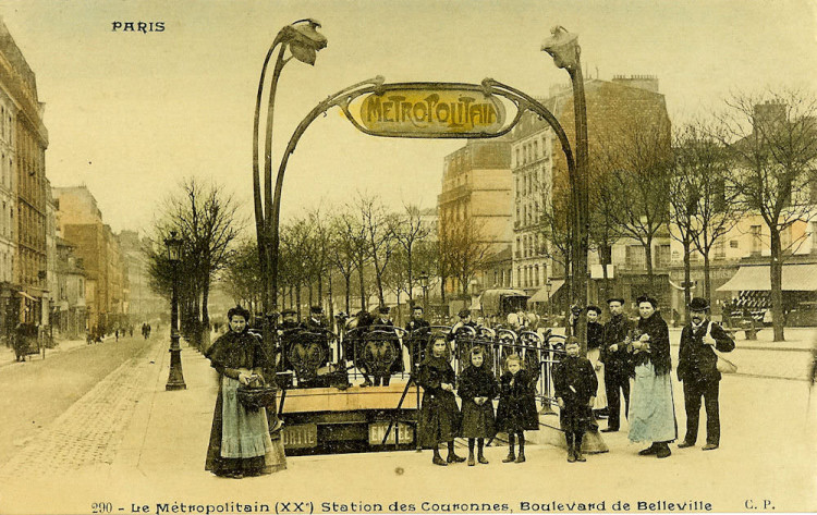 pl49 Metro-Station-Couronnes et photo kiosque colonne inversée.jpg