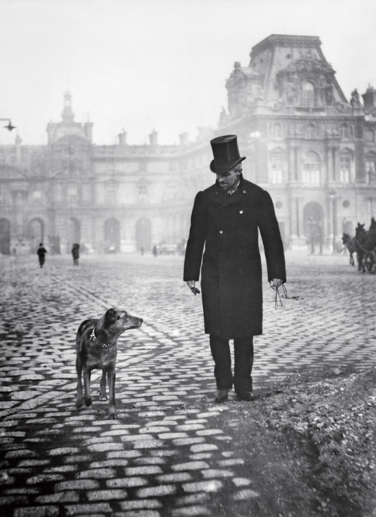 Caillebotte_et_sa chienne Bergère_sur_la_place_du_Caroussel,_1892.jpg