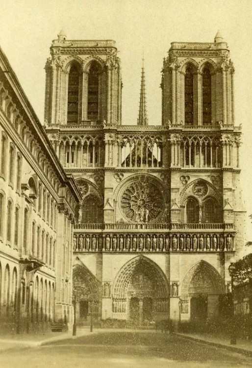 notre dame parvis en 1865.jpg