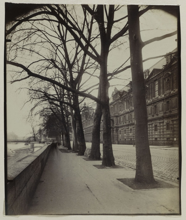 Atget - Quai du Louvre porte aux Lions.jpg