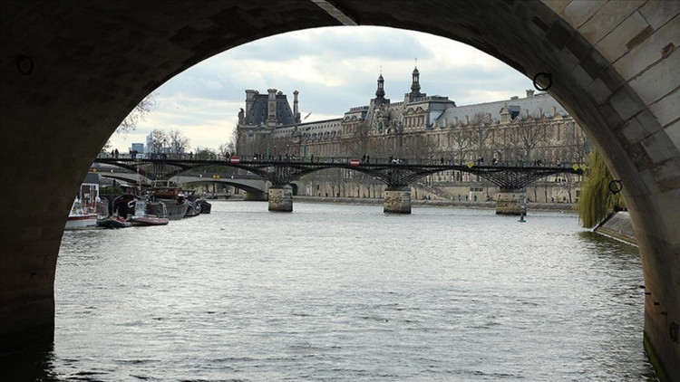 Pont des Arts Louvre Vert-Galant.jpg