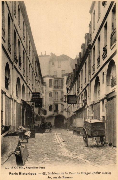 CPA - Cour du Dragon 50 rue de Rennes.jpg