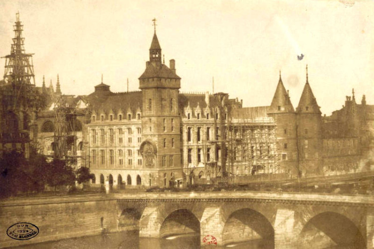 Vue-de-la-Sainte-Chapelle-et-de-la-Conciergerie-par-Gustave-Le-Gray-en-1850-1852-BNF.jpeg