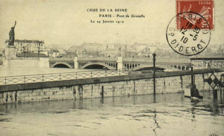 pont de grenelle crue 1910 statue bartholdi copie 1889.JPG