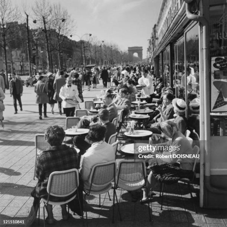 Doisneau terrasse champs elysées.jpg