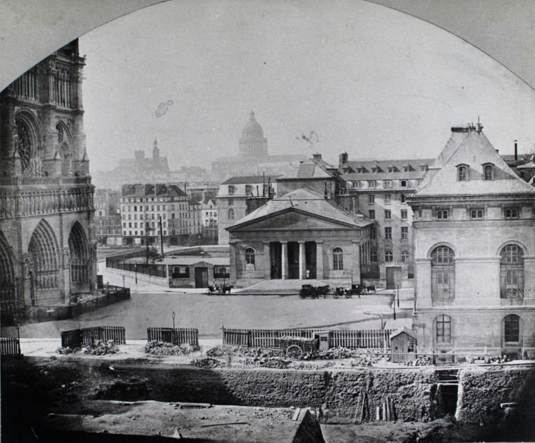 parvis Notre-Dame Hôtel Dieu 1868.jpg