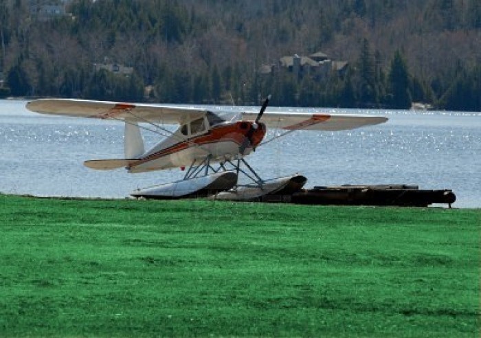 956881-nord-am-ricain-d-39-avions-l-gers-avec-ponton-flotteurs-hydravion--cadrage-horizontal-avec-copyspace.jpg