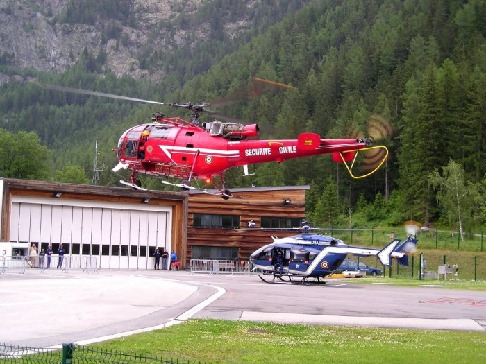 Alouette III et EC 145.jpg