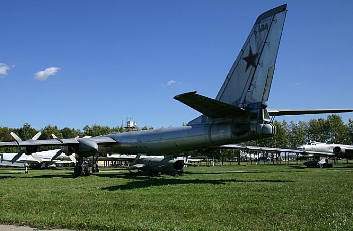 TU 95K-20 Bear avec le missile Kh 20 (OTAN = AS 3 Kangaroo).jpg