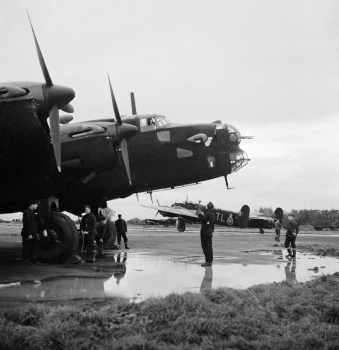 A_Handley-Page_Halifax_B.II_s.I_(35Sqn)_prepares_for_start,_Linton.jpg