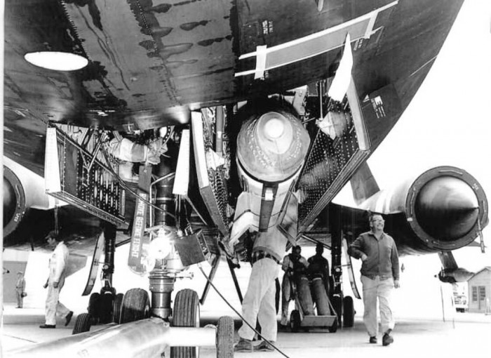 YF-12 Chargement d'un Falcon(AIM-47A).jpg