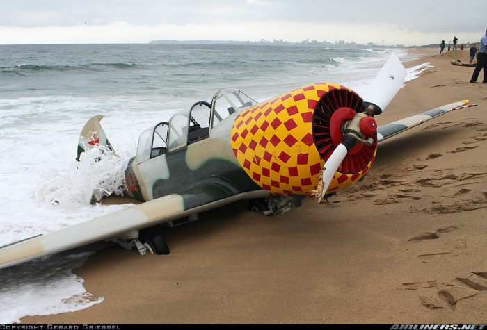 Yak 52 posé urgence afrique sud.jpg