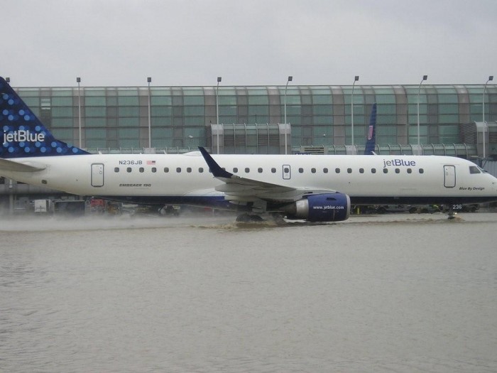 2007 Madras Annathurai Airport et la mousson.jpg