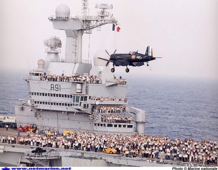 F4U-7 survollant le pont du CDG.jpg