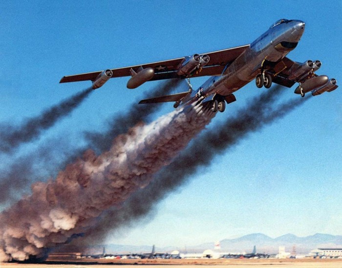 Boeing B-47 avec fusées Jato e601bec81d924d2b114309e0ad92430f.jpg