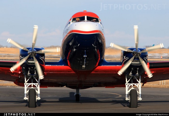 Une paire de Hartzell (hélices) appartenant à un BT-67(turbo DC-3) .jpg