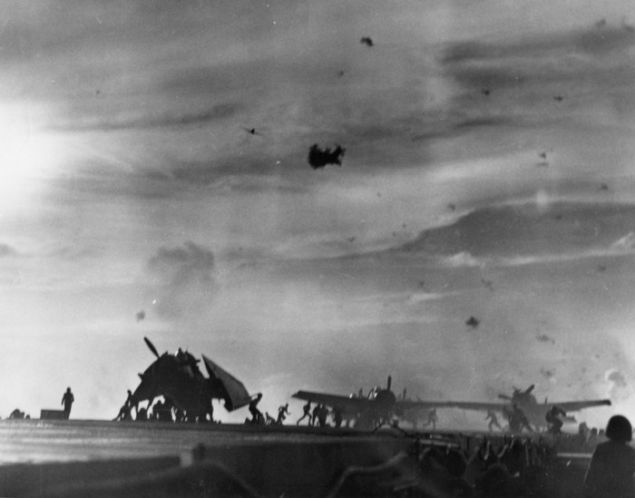 Attaque Kamikaze USS Natoma Bay 5 janv 1945k1.jpg