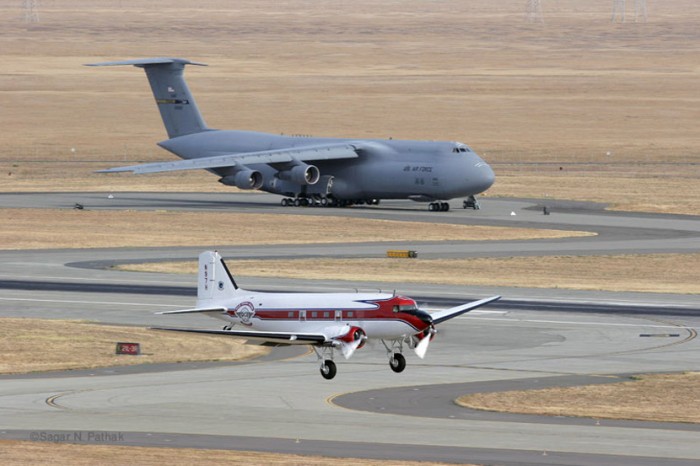 DC-3 et C-5 Galaxy indexphpdp8.jpg