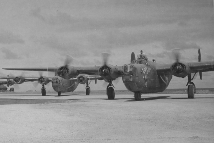 Consolidated B-24J-115-Co Liberator -Tarfu- avant décollage de Kwajalein îles Marshall juil 4442-109933-1024x686.jpg