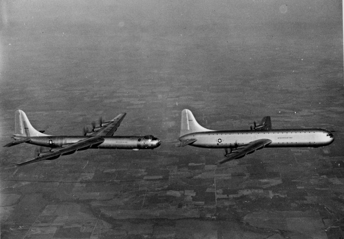 B-26 précédé du XC-99 6917338522_3f8cae523f_b.jpg