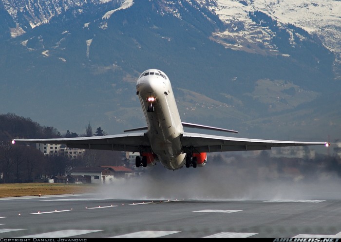 MD-80 Décollage d' Innsbruck md80zi2.jpg