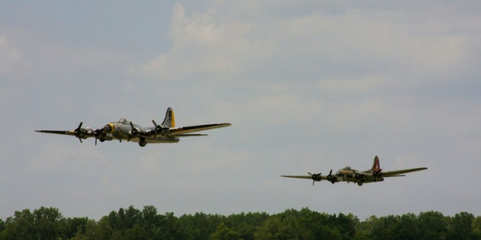 Etourneau B_17_Fly_by_by_eeyoremd.jpg