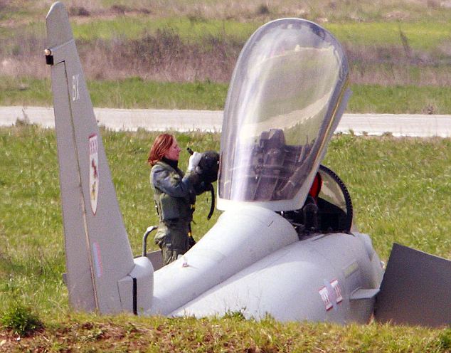 Eurofighter RAF Flight Lieutenant Helen Seymour 31 ans  Base Italienne Gioia de Colle prés de Bari article-0-0B4C452500000578-358_634x496.jpg