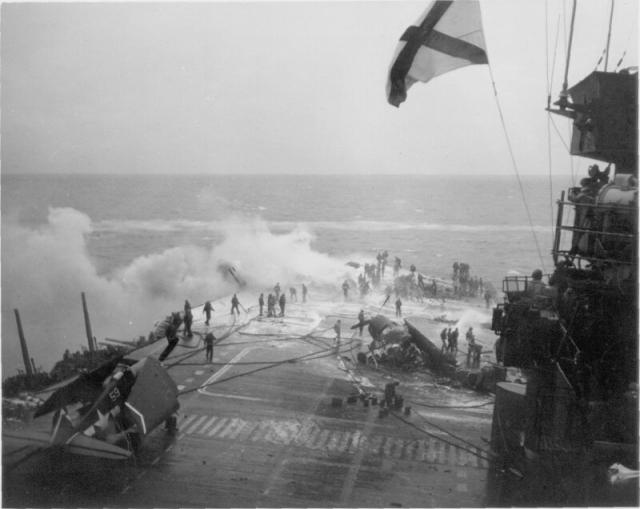 VALMY 02-1945 Porte avion USS Saratoga touché par des Kamikaze 640-b5e4a4fd4dd31a11190b8244314ea3e5.jpg