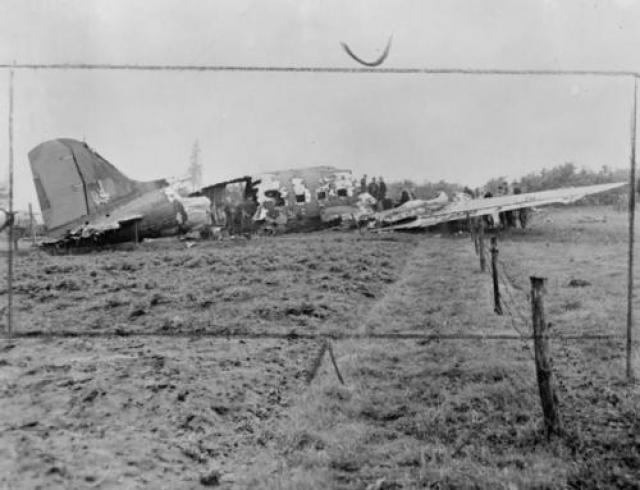 VALMY Dakota touché par la flak opération septembre 1944640-feb1ef00d7e6a1a1fdf71367f2a53fb8.jpg